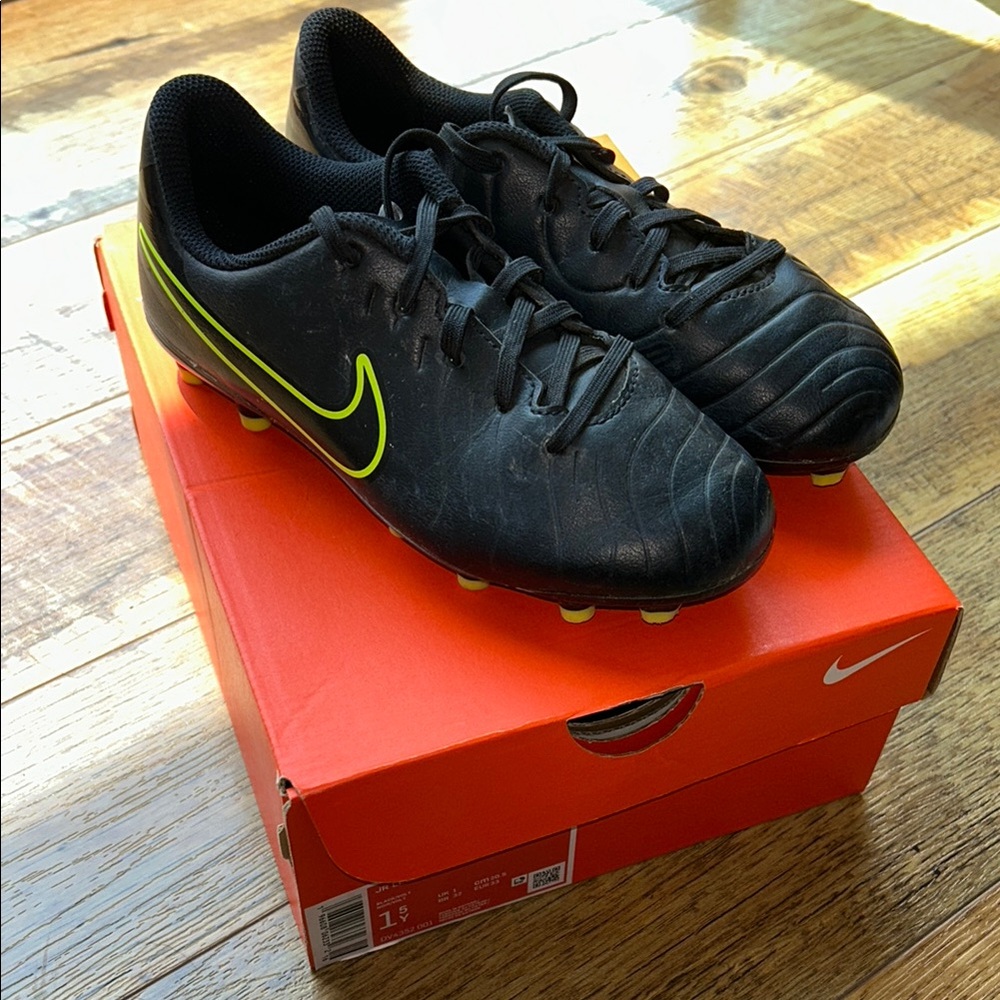 Nike Kids' Tiempo Legend 10 Club FG Soccer Cleats